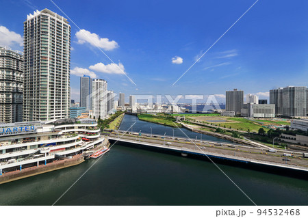 横浜駅東口のビルから見たヨコハマポートサイド地区高層ビル群と運河の風景 横浜駅東口のビルから見たヨコハマポートサイド地区高層ビル群と運河の風景 94532468