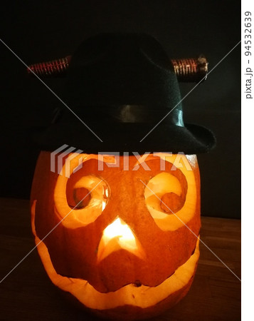 Halloween pumpkin lantern with dry leaves with black background 94532639