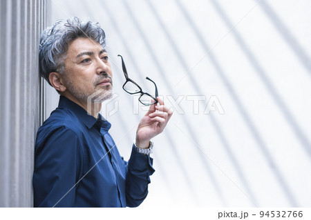 考えるシニア男性 94532766