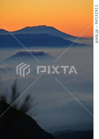 インドネシア、ジャワ島の聖山、ブロモ山 インドネシア、ジャワ島の聖山、ブロモ山 94532911