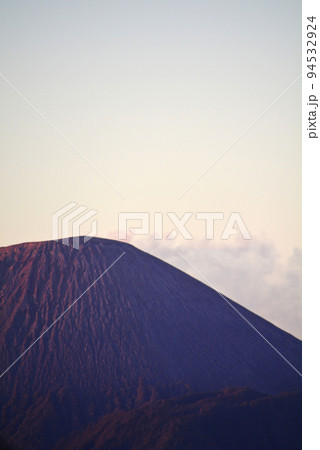 インドネシア、ジャワ島の聖山、ブロモ山 インドネシア、ジャワ島の聖山、ブロモ山 94532924