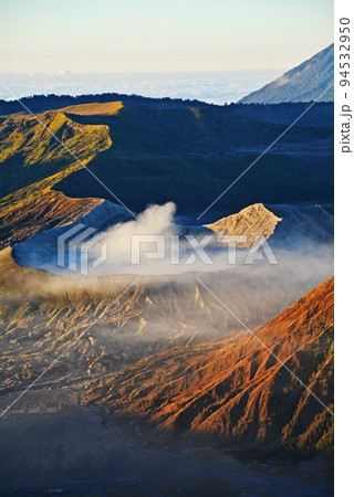 インドネシア、ジャワ島の聖山、ブロモ山 94532950