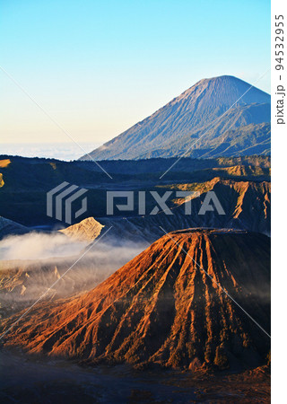 インドネシア、ジャワ島の聖山、ブロモ山 94532955