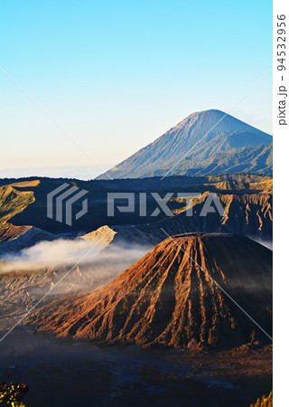 インドネシア、ジャワ島の聖山、ブロモ山 94532956