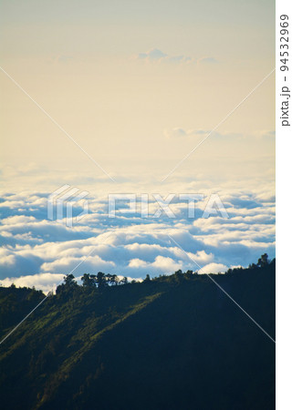 インドネシア、ジャワ島の聖山、ブロモ山 94532969