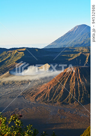 インドネシア、ジャワ島の聖山、ブロモ山 94532986