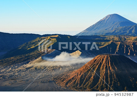インドネシア、ジャワ島の聖山、ブロモ山 インドネシア、ジャワ島の聖山、ブロモ山 94532987