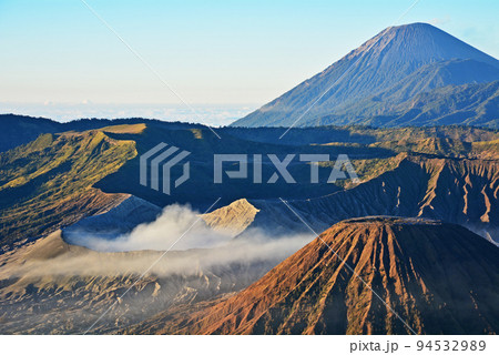 インドネシア、ジャワ島の聖山、ブロモ山 94532989