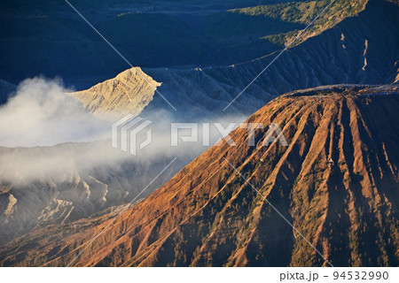 インドネシア、ジャワ島の聖山、ブロモ山 94532990