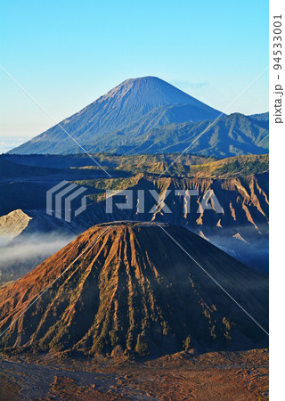 インドネシア、ジャワ島の聖山、ブロモ山 インドネシア、ジャワ島の聖山、ブロモ山 94533001