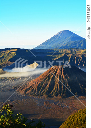 インドネシア、ジャワ島の聖山、ブロモ山 94533003