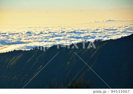 インドネシア、ジャワ島の聖山、ブロモ山 インドネシア、ジャワ島の聖山、ブロモ山 94533007