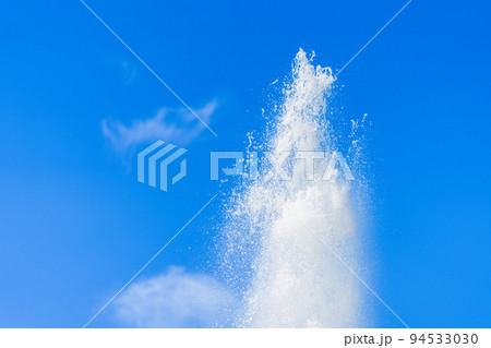 青空と噴水 94533030