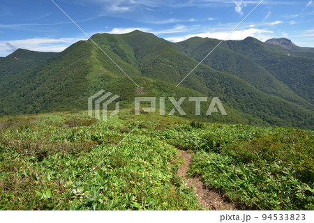 流石山への登山道から大峠、那須連山三本槍岳、茶臼岳方面を見る 94533823