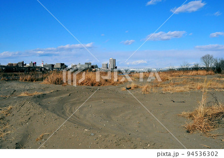 海老名市側の河川敷から見た対岸の厚木市 94536302