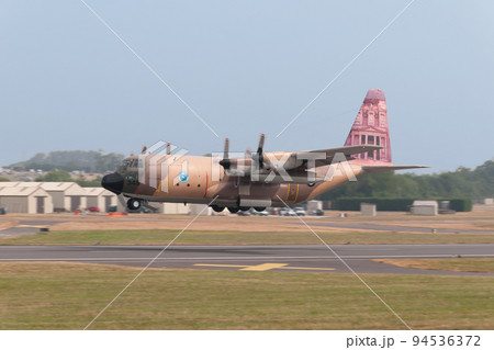 ヨルダン空軍C-130Hハーキュリーズ特別塗装機離陸 94536372