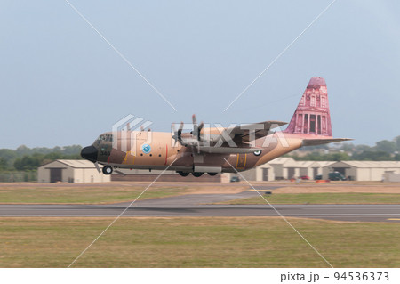 ヨルダン空軍C-130Hハーキュリーズ特別塗装機離陸 ヨルダン空軍C-130Hハーキュリーズ特別塗装機離陸 94536373
