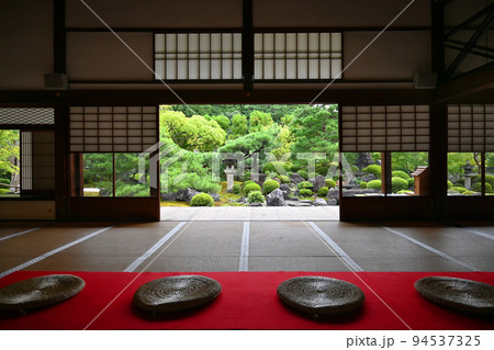 安珍清姫伝説の鐘で知られた京都市妙満寺の雪の庭 94537325