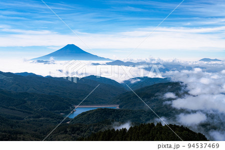 大菩薩嶺から望む、富士山と大菩薩湖 94537469