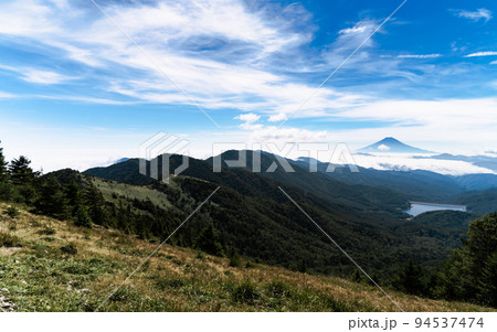 大菩薩峠の稜線と富士山 大菩薩峠の稜線と富士山 94537474