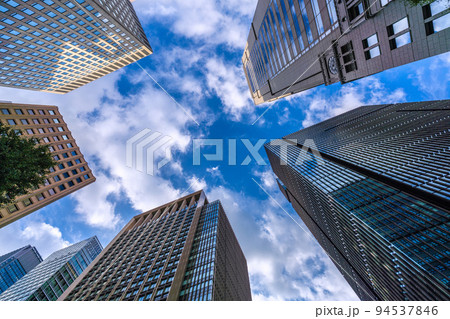 日本の東京都市景観　暗雲迫る大手町。台風一過で束の間の晴れ間だがすぐに暗雲に覆われた＝9月21日 94537846