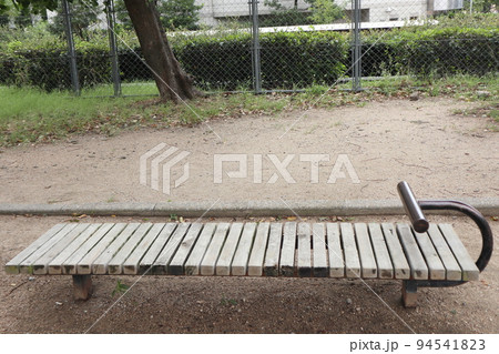 日本の公園の健康器具　腹筋台 94541823