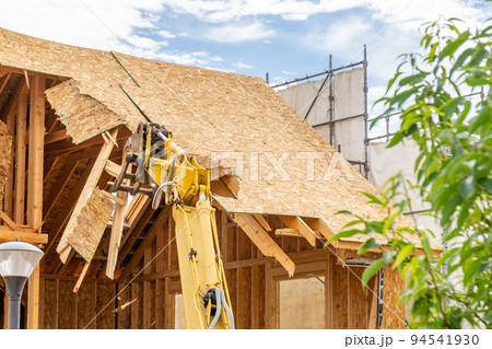 木造住宅　解体作業　バックホウ　グラップル　フォーク　油圧ショベル 94541930