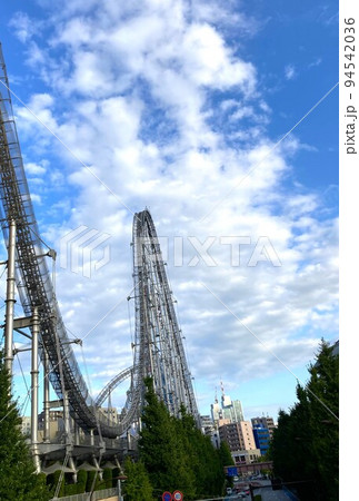 東京ドームシティのジェットコースターがある風景 94542036