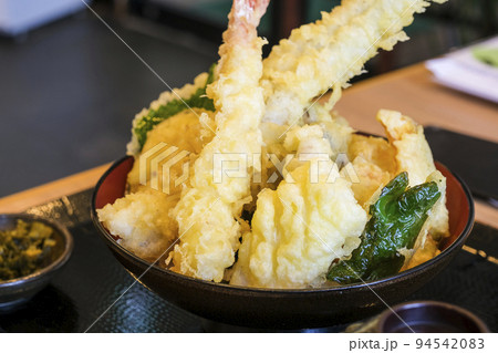 海鮮のてんぷらが載った天丼 海鮮のてんぷらが載った天丼 94542083