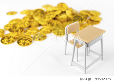 玩具の金貨と勉強机。金融教育のイメージ 玩具の金貨と勉強机。金融教育のイメージ 94542475