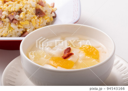 杏仁豆腐 (みかん・パイン入り) 杏仁豆腐 (みかん・パイン入り) 94543166