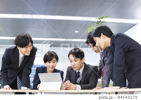 オフィスでパソコンを見るビジネスパーソン 94543175