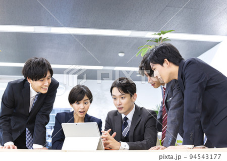 オフィスでパソコンを見るビジネスパーソン 94543177