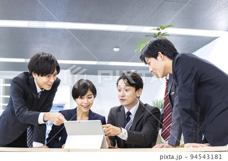 オフィスでパソコンを見るビジネスパーソン 94543181