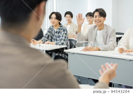 ビジネスセミナー 手を上げて質問する若い男性 ビジネスセミナー 手を上げて質問する若い男性 94543204