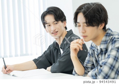 授業中ぼーっとする男子大学生とそれを横で睨む大学生 94543491