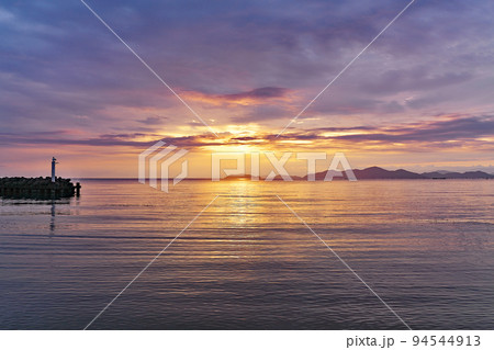 【琵琶湖の湖畔 (日の出)】 撮影場所：滋賀県大津市和邇中浜(中浜湖岸緑地) 94544913