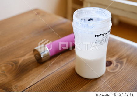 プロテインドリンクとダンベル 94547248