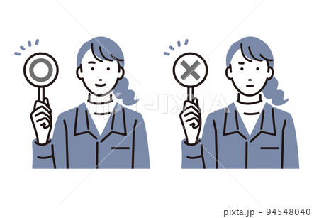 人物 丸とバツの札を持つ作業服の女性セット 人物 丸とバツの札を持つ作業服の女性セット 94548040