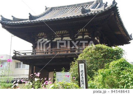 般若寺の国宝楼門とコスモスの花 94548643