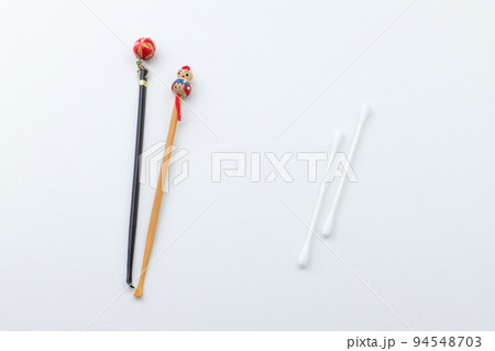 耳かきと綿棒 94548703