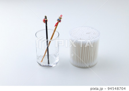 耳かきと綿棒 94548704