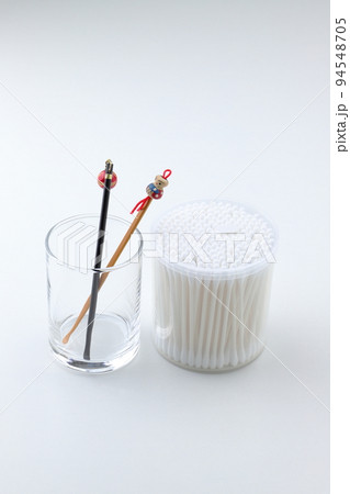 耳かきと綿棒 94548705