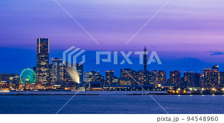 横浜ベイエリアと微か富士　夕夜景 94548960