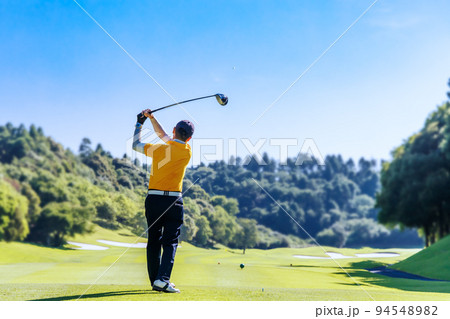 緑の芝生が綺麗なゴルフ場 94548982