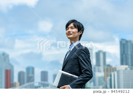 外回りの営業をする若いビジネスマン 94549212