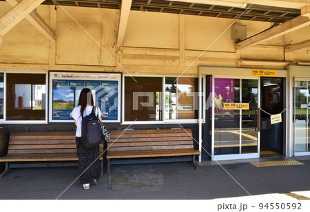伊達紋別駅ホームに立つ女性　北海道 94550592