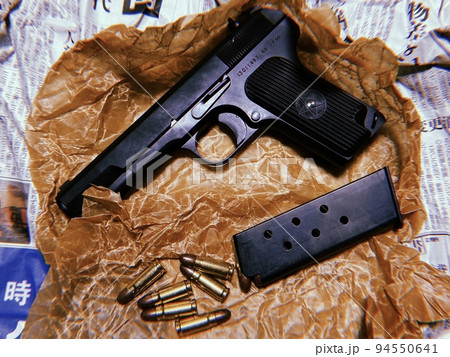 写真素材: 油紙に包まれた怪しい雰囲気の拳銃(フィルム写真風) 2 写真素材: 油紙に包まれた怪しい雰囲気の拳銃(フィルム写真風) 2 94550641