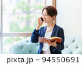電話をかけるキャリアウーマン 94550691