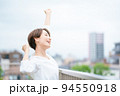 リフレッシュする女性 94550918